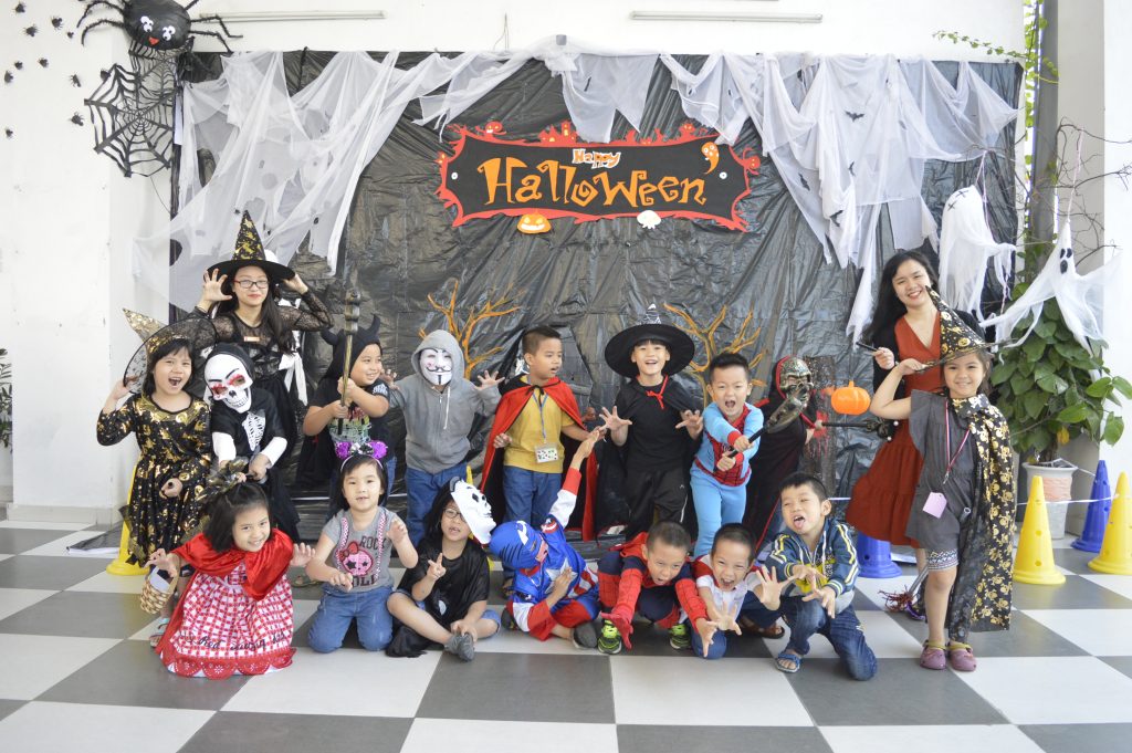 Qizlar ustki qismidagi sochlarini qirqishmoqda (video)