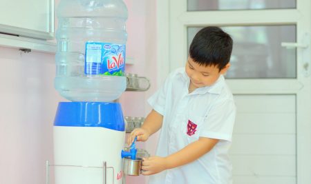 Trường Pascal đảm bảo nguồn nước sạch trong nấu ăn và nước uống trực tiếp của học sinh
