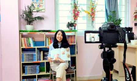 Giảng viên Phan Hồ Điệp truyền cảm hứng đọc sách cho Passers qua tiết kể chuyện online