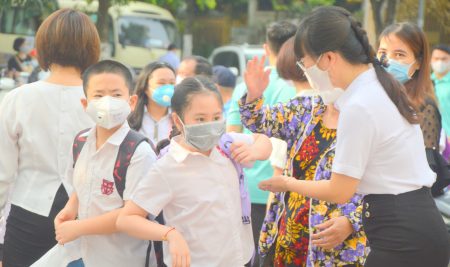 Học sinh Tiểu học tung tăng tới trường sau thời gian tạm nghỉ để phòng dịch bệnh